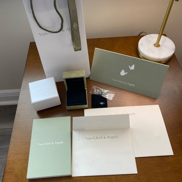 Van Cleef & Arpels packaging lot Listing 2 - Picture 3 of 8